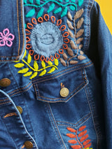 Jeansjacke mit Blumenstickerei (blau) handbestickt, Kunsthandwerk Mexiko