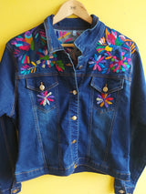 Jeansjacken Damen besonders mit Kolibri, Jeansjacke bestickt Blumen, Jeansjacke Stickerei Blumen, Jeansjacke bestickt Boho, Jeansjacke Rücken bestickt, Jeansjacke oversize, bestickte Jeansjacke Damen, ausgefallene Jeansjacke, Blumenstickerei, florale Stickerei, dunkelblaue Denimjacke, handbestickt, Baumwolljacke, mexikanisches Design, Ethno-Mode, Frida Kahlo Stil, Hippie-Look, Boho-Chic, bunte Blumenmuster, strech, dunkelblau, Festival Style, Festival Outfit