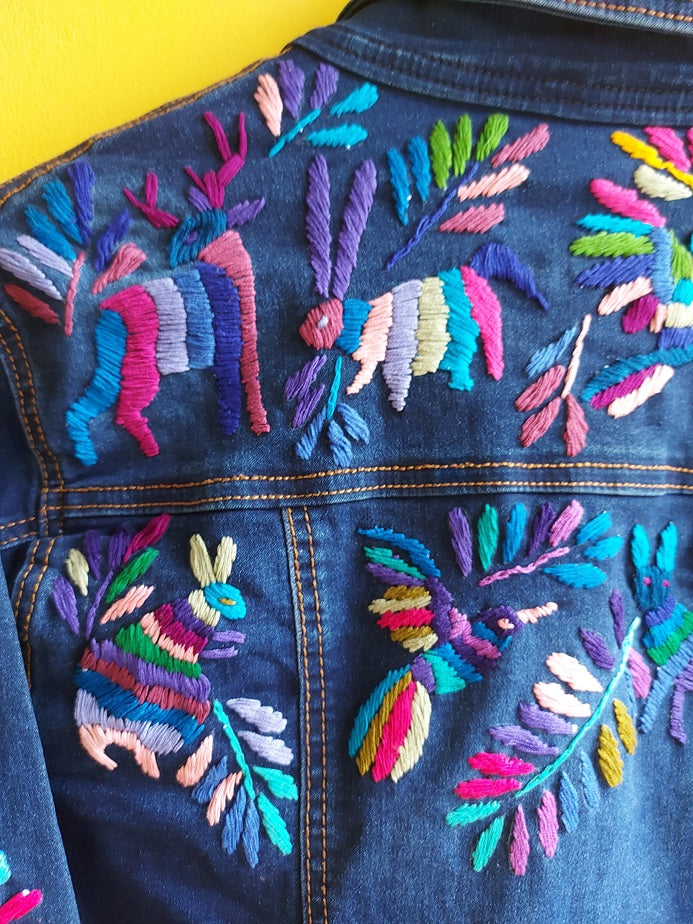 Jeansjacken Damen besonders mit Kolibri, Jeansjacke bestickt Blumen, Jeansjacke Stickerei Blumen, Jeansjacke bestickt Boho, Jeansjacke Rücken bestickt, Jeansjacke oversize, bestickte Jeansjacke Damen, ausgefallene Jeansjacke, Blumenstickerei, florale Stickerei, dunkelblaue Denimjacke, handbestickt, Baumwolljacke, mexikanisches Design, Ethno-Mode, Frida Kahlo Stil, Hippie-Look, Boho-Chic, bunte Blumenmuster, strech, dunkelblau, Festival Style, Festival Outfit