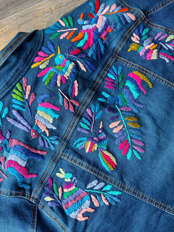 Jeansjacken Damen besonders mit Kolibri, Jeansjacke bestickt Blumen, Jeansjacke Stickerei Blumen, Jeansjacke bestickt Boho, Jeansjacke Rücken bestickt, Jeansjacke oversize, bestickte Jeansjacke Damen, ausgefallene Jeansjacke, Blumenstickerei, florale Stickerei, dunkelblaue Denimjacke, handbestickt, Baumwolljacke, mexikanisches Design, Ethno-Mode, Frida Kahlo Stil, Hippie-Look, Boho-Chic, bunte Blumenmuster, strech, dunkelblau, Festival Style, Festival Outfit