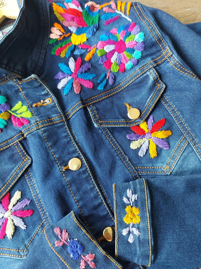 Jeansjacken Damen besonders mit Kolibri, Jeansjacke bestickt Blumen, Jeansjacke Stickerei Blumen, Jeansjacke bestickt Boho, Jeansjacke Rücken bestickt, Jeansjacke oversize, bestickte Jeansjacke Damen, ausgefallene Jeansjacke, Blumenstickerei, florale Stickerei, dunkelblaue Denimjacke, handbestickt, Baumwolljacke, mexikanisches Design, Ethno-Mode, Frida Kahlo Stil, Hippie-Look, Boho-Chic, bunte Blumenmuster, strech, dunkelblau, Festival Style, Festival Outfit