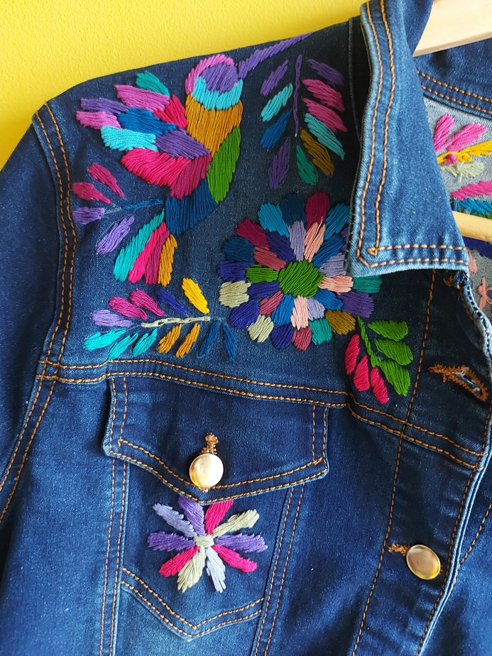 Jeansjacken Damen besonders mit Kolibri, Jeansjacke bestickt Blumen, Jeansjacke Stickerei Blumen, Jeansjacke bestickt Boho, Jeansjacke Rücken bestickt, Jeansjacke oversize, bestickte Jeansjacke Damen, ausgefallene Jeansjacke, Blumenstickerei, florale Stickerei, dunkelblaue Denimjacke, handbestickt, Baumwolljacke, mexikanisches Design, Ethno-Mode, Frida Kahlo Stil, Hippie-Look, Boho-Chic, bunte Blumenmuster, strech, dunkelblau, Festival Style, Festival Outfit