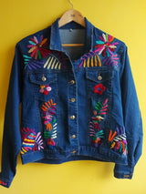 Jeansjacken Damen besonders mit Kolibri, Jeansjacke bestickt Blumen, Jeansjacke Stickerei Blumen, Jeansjacke bestickt Boho, Jeansjacke Rücken bestickt, Jeansjacke oversize, bestickte Jeansjacke Damen, ausgefallene Jeansjacke, Blumenstickerei, florale Stickerei, dunkelblaue Denimjacke, handbestickt, Baumwolljacke, mexikanisches Design, Ethno-Mode, Frida Kahlo Stil, Hippie-Look, Boho-Chic, bunte Blumenmuster, strech, dunkelblau, Festival Style, Festival Outfit