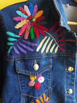 Jeansjacken Damen besonders mit Kolibri, Jeansjacke bestickt Blumen, Jeansjacke Stickerei Blumen, Jeansjacke bestickt Boho, Jeansjacke Rücken bestickt, Jeansjacke oversize, bestickte Jeansjacke Damen, ausgefallene Jeansjacke, Blumenstickerei, florale Stickerei, dunkelblaue Denimjacke, handbestickt, Baumwolljacke, mexikanisches Design, Ethno-Mode, Frida Kahlo Stil, Hippie-Look, Boho-Chic, bunte Blumenmuster, strech, dunkelblau, Festival Style, Festival Outfit