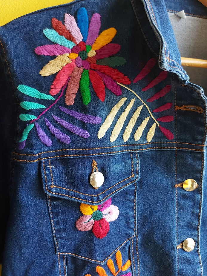Jeansjacken Damen besonders mit Kolibri, Jeansjacke bestickt Blumen, Jeansjacke Stickerei Blumen, Jeansjacke bestickt Boho, Jeansjacke Rücken bestickt, Jeansjacke oversize, bestickte Jeansjacke Damen, ausgefallene Jeansjacke, Blumenstickerei, florale Stickerei, dunkelblaue Denimjacke, handbestickt, Baumwolljacke, mexikanisches Design, Ethno-Mode, Frida Kahlo Stil, Hippie-Look, Boho-Chic, bunte Blumenmuster, strech, dunkelblau, Festival Style, Festival Outfit