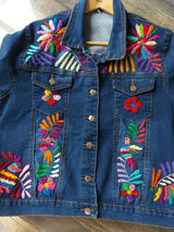 Jeansjacken Damen besonders mit Kolibri, Jeansjacke bestickt Blumen, Jeansjacke Stickerei Blumen, Jeansjacke bestickt Boho, Jeansjacke Rücken bestickt, Jeansjacke oversize, bestickte Jeansjacke Damen, ausgefallene Jeansjacke, Blumenstickerei, florale Stickerei, dunkelblaue Denimjacke, handbestickt, Baumwolljacke, mexikanisches Design, Ethno-Mode, Frida Kahlo Stil, Hippie-Look, Boho-Chic, bunte Blumenmuster, strech, dunkelblau, Festival Style, Festival Outfit