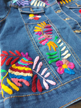 Jeansjacken Damen besonders mit Kolibri, Jeansjacke bestickt Blumen, Jeansjacke Stickerei Blumen, Jeansjacke bestickt Boho, Jeansjacke Rücken bestickt, Jeansjacke oversize, bestickte Jeansjacke Damen, ausgefallene Jeansjacke, Blumenstickerei, florale Stickerei, dunkelblaue Denimjacke, handbestickt, Baumwolljacke, mexikanisches Design, Ethno-Mode, Frida Kahlo Stil, Hippie-Look, Boho-Chic, bunte Blumenmuster, strech, dunkelblau, Festival Style, Festival Outfit