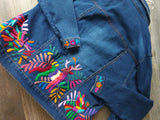 Jeansjacken Damen besonders mit Kolibri, Jeansjacke bestickt Blumen, Jeansjacke Stickerei Blumen, Jeansjacke bestickt Boho, Jeansjacke Rücken bestickt, Jeansjacke oversize, bestickte Jeansjacke Damen, ausgefallene Jeansjacke, Blumenstickerei, florale Stickerei, dunkelblaue Denimjacke, handbestickt, Baumwolljacke, mexikanisches Design, Ethno-Mode, Frida Kahlo Stil, Hippie-Look, Boho-Chic, bunte Blumenmuster, strech, dunkelblau, Festival Style, Festival Outfit