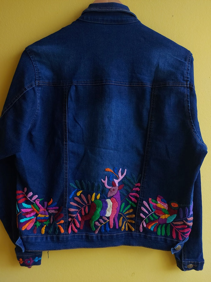 Jeansjacken Damen besonders mit Kolibri, Jeansjacke bestickt Blumen, Jeansjacke Stickerei Blumen, Jeansjacke bestickt Boho, Jeansjacke Rücken bestickt, Jeansjacke oversize, bestickte Jeansjacke Damen, ausgefallene Jeansjacke, Blumenstickerei, florale Stickerei, dunkelblaue Denimjacke, handbestickt, Baumwolljacke, mexikanisches Design, Ethno-Mode, Frida Kahlo Stil, Hippie-Look, Boho-Chic, bunte Blumenmuster, strech, dunkelblau, Festival Style, Festival Outfit