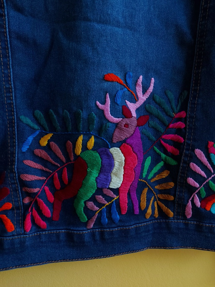 Jeansjacken Damen besonders mit Kolibri, Jeansjacke bestickt Blumen, Jeansjacke Stickerei Blumen, Jeansjacke bestickt Boho, Jeansjacke Rücken bestickt, Jeansjacke oversize, bestickte Jeansjacke Damen, ausgefallene Jeansjacke, Blumenstickerei, florale Stickerei, dunkelblaue Denimjacke, handbestickt, Baumwolljacke, mexikanisches Design, Ethno-Mode, Frida Kahlo Stil, Hippie-Look, Boho-Chic, bunte Blumenmuster, strech, dunkelblau, Festival Style, Festival Outfit