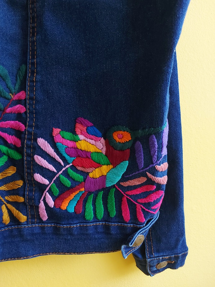 Jeansjacken Damen besonders mit Kolibri, Jeansjacke bestickt Blumen, Jeansjacke Stickerei Blumen, Jeansjacke bestickt Boho, Jeansjacke Rücken bestickt, Jeansjacke oversize, bestickte Jeansjacke Damen, ausgefallene Jeansjacke, Blumenstickerei, florale Stickerei, dunkelblaue Denimjacke, handbestickt, Baumwolljacke, mexikanisches Design, Ethno-Mode, Frida Kahlo Stil, Hippie-Look, Boho-Chic, bunte Blumenmuster, strech, dunkelblau, Festival Style, Festival Outfit