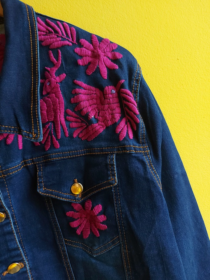 Jeansjacken Damen besonders, Jeansjacke bestickt Blumen, Jeansjacke Stickerei Blumen, Jeansjacke bestickt Boho, Jeansjacke Rücken bestickt, Jeansjacke oversize, bestickte Jeansjacke Damen, ausgefallene Jeansjacke, Blumenstickerei, florale Stickerei, dunkelblaue Denimjacke, handbestickt, Baumwolljacke, mexikanisches Design, Ethno-Mode, Frida Kahlo Stil, Hippie-Look, Boho-Chic, bunte Blumenmuster, strech, dunkelblau, Festival Style, Festival Outfit
