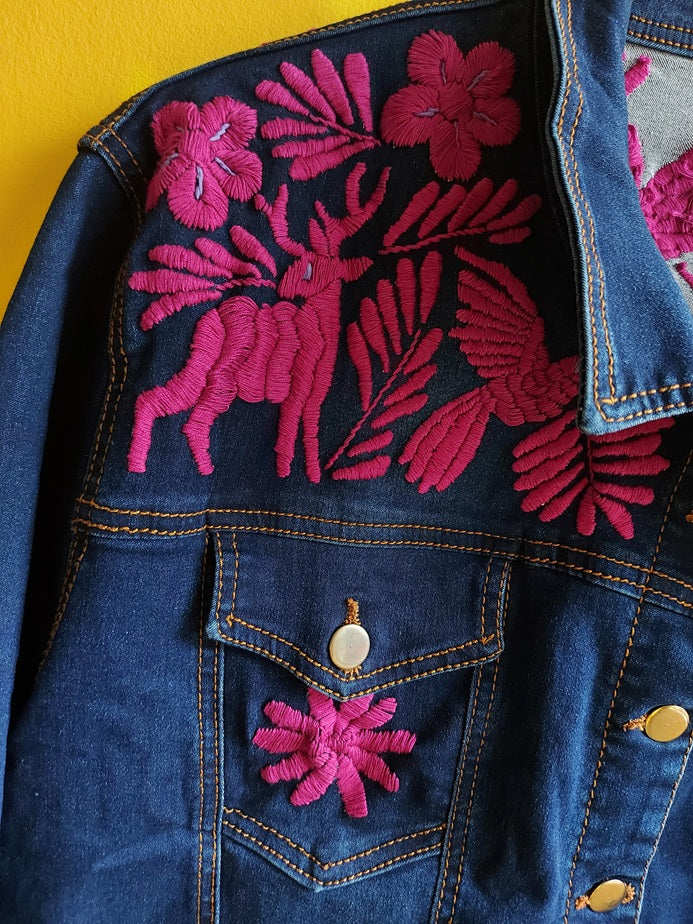 Jeansjacken Damen besonders, Jeansjacke bestickt Blumen, Jeansjacke Stickerei Blumen, Jeansjacke bestickt Boho, Jeansjacke Rücken bestickt, Jeansjacke oversize, bestickte Jeansjacke Damen, ausgefallene Jeansjacke, Blumenstickerei, florale Stickerei, dunkelblaue Denimjacke, handbestickt, Baumwolljacke, mexikanisches Design, Ethno-Mode, Frida Kahlo Stil, Hippie-Look, Boho-Chic, bunte Blumenmuster, strech, dunkelblau, Festival Style, Festival Outfit