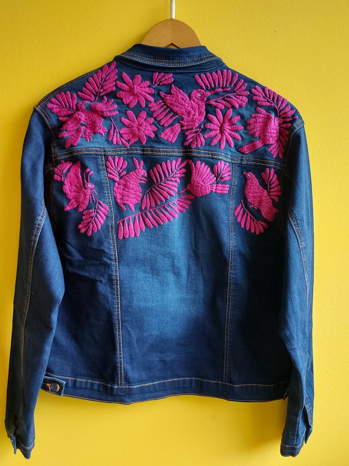 Jeansjacken Damen besonders, Jeansjacke bestickt Blumen, Jeansjacke Stickerei Blumen, Jeansjacke bestickt Boho, Jeansjacke Rücken bestickt, Jeansjacke oversize, bestickte Jeansjacke Damen, ausgefallene Jeansjacke, Blumenstickerei, florale Stickerei, dunkelblaue Denimjacke, handbestickt, Baumwolljacke, mexikanisches Design, Ethno-Mode, Frida Kahlo Stil, Hippie-Look, Boho-Chic, bunte Blumenmuster, strech, dunkelblau, Festival Style, Festival Outfit
