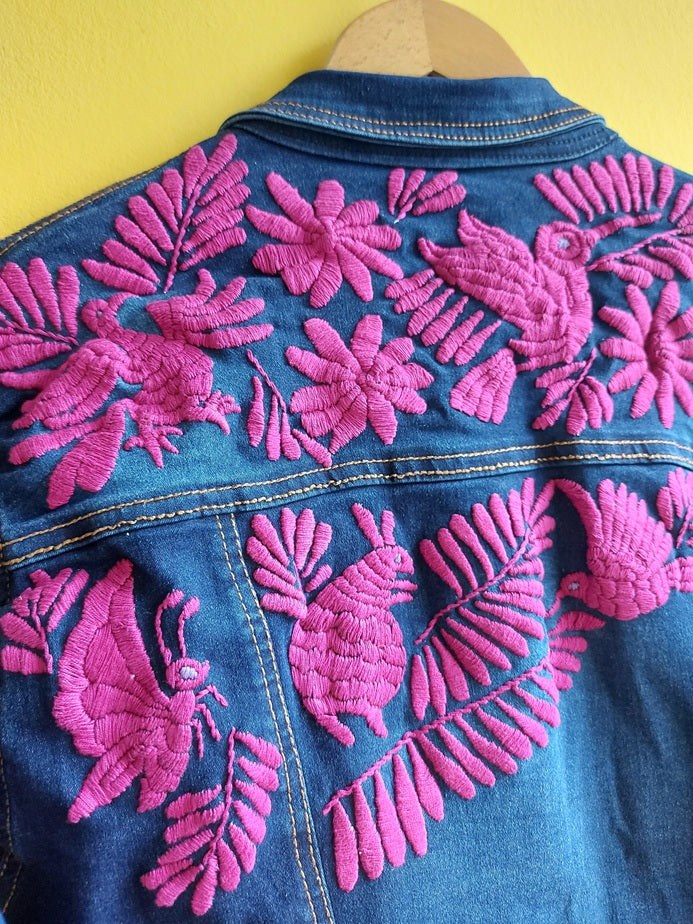 Jeansjacken Damen besonders, Jeansjacke bestickt Blumen, Jeansjacke Stickerei Blumen, Jeansjacke bestickt Boho, Jeansjacke Rücken bestickt, Jeansjacke oversize, bestickte Jeansjacke Damen, ausgefallene Jeansjacke, Blumenstickerei, florale Stickerei, dunkelblaue Denimjacke, handbestickt, Baumwolljacke, mexikanisches Design, Ethno-Mode, Frida Kahlo Stil, Hippie-Look, Boho-Chic, bunte Blumenmuster, strech, dunkelblau, Festival Style, Festival Outfit