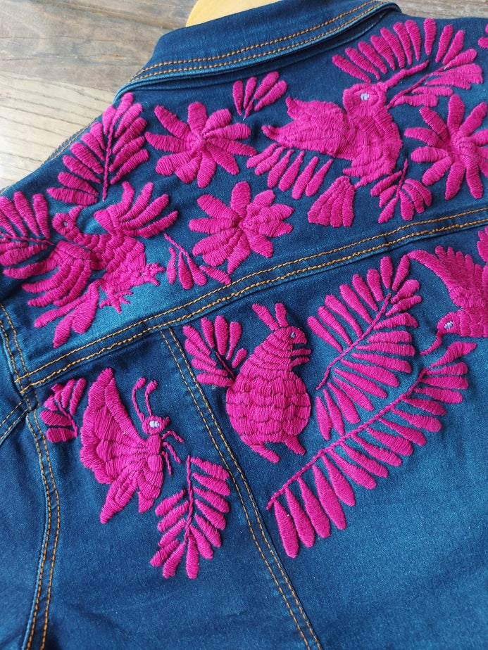 Jeansjacke bestickt Tiermuster Vögel Blumen, pink-dunkelblau, handbestickt, Kunsthandwerk Mexiko