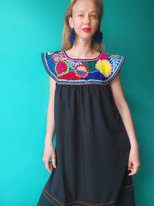 schwarz Mexikanisches Kleid lang Chiapas Blumenstickerei Sommerkleid bestickt Handarbeit Mode Kunsthandwerk Frida Stil mexican fashion dress embroidery