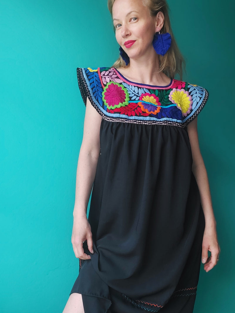 schwarz Mexikanisches Kleid lang Chiapas Blumenstickerei Sommerkleid bestickt Handarbeit Mode Kunsthandwerk Frida Stil mexican fashion dress embroidery