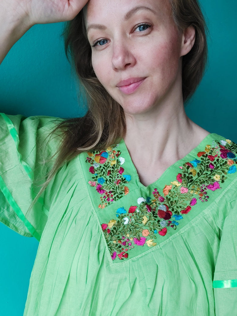 Mexikanische Bluse Tunika Mode Blumenstickerei Kunsthandwerk mexican fashion blouses tunics summer online shop europe green grün V-Ausschnitt