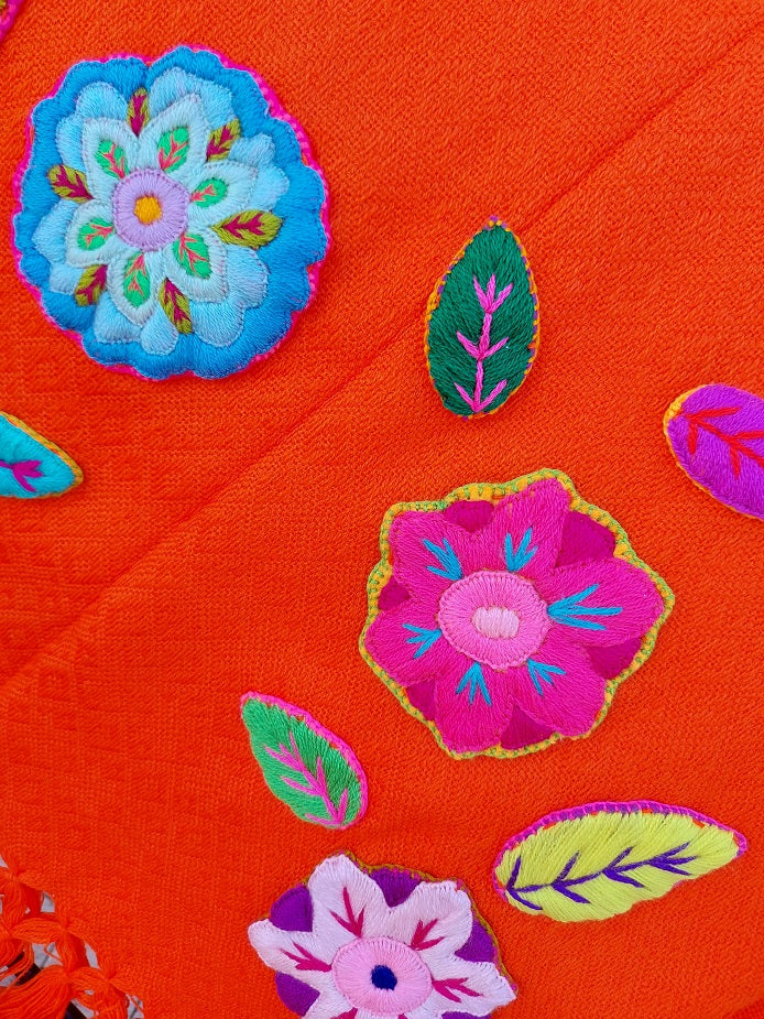 Mexikanische Decke Tuch Schal mit Blumen blumig Mexiko bestickt Stickerei Handwerkskunst Einrichung Deko hacienda boho mexican scarf textile Textil orange bed throw Sofa Deko Home Accessoire Terrassendeko Garten