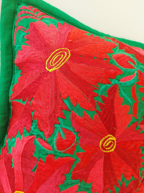 Weihnachtskissen, Weihnachtsdeko, Weihnachtsstern, Sterne, Adventsdeko, Adventszeit, bohoxmas, rote grüne Kissen, bunte Kissen, Mexikanische Kissen, Kissenbezug, bunte Dekokissen, Blumenstickerei, Boho, Hippie, exotisch, Frida Kahlo, Mexikanische Einrichtung, Mexikanische Deko, Stil, Sofakissen, Schlafzimmerkissen, Textilien, Stoffe, Kunsthandwerker, Chiapas, handbestickt, handgenäht, fair trade , mexikanisch Wohnen, mexikanische Wohnkultur, mexikanische Einrichtung, Kolonialstil, Hacienda