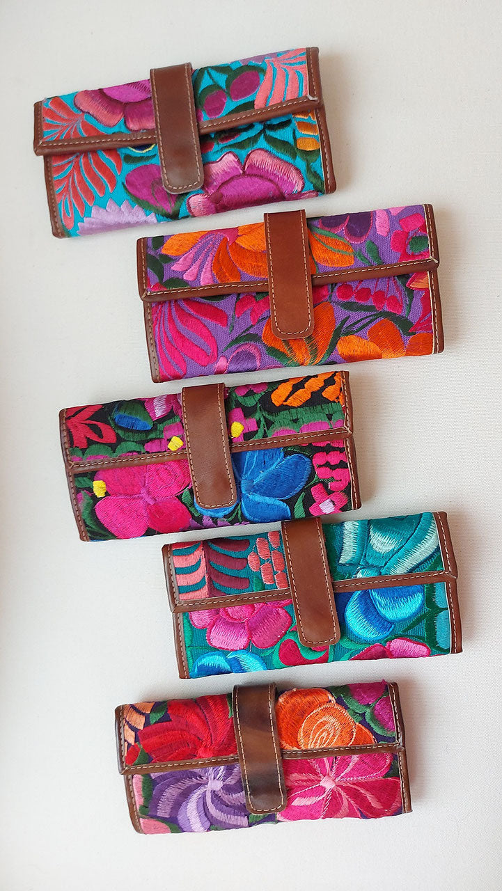 Wallet with floral embroidery from Mexico (leather)