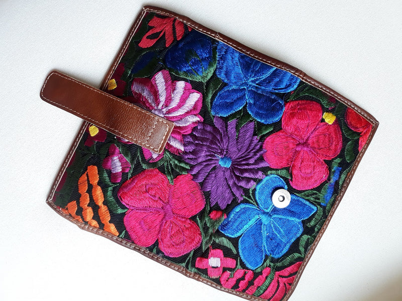 Wallet with floral embroidery from Mexico (leather)